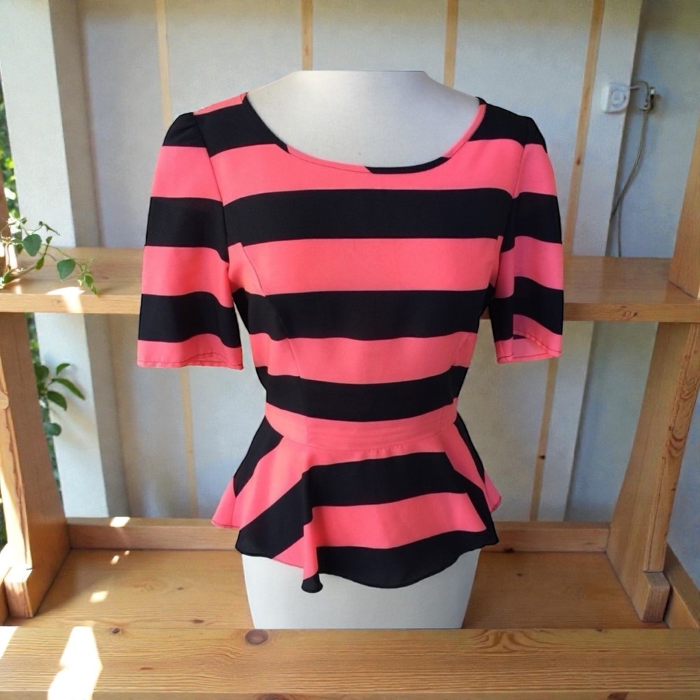 Gianni Bini Blouse Women’s Size 4 Striped Black Coral‎ Short Sleeve Back Zip Top